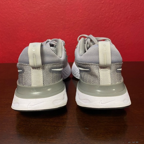 Nike Women React Gray and white Running Shoes size 6 - Picture 5 of 8